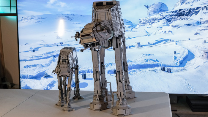 Die beiden Lego-AT-ATs im Vergleich. Links ist das Spielset 75288 zu sehen. (Bild: Oliver Nickel/Golem.de)